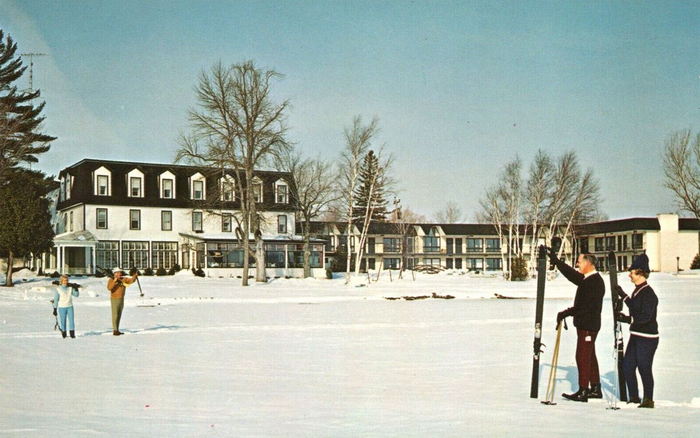 Inland House (This Ole House Motor Inn, Conway Inn) - Vintage Postcard (newer photo)